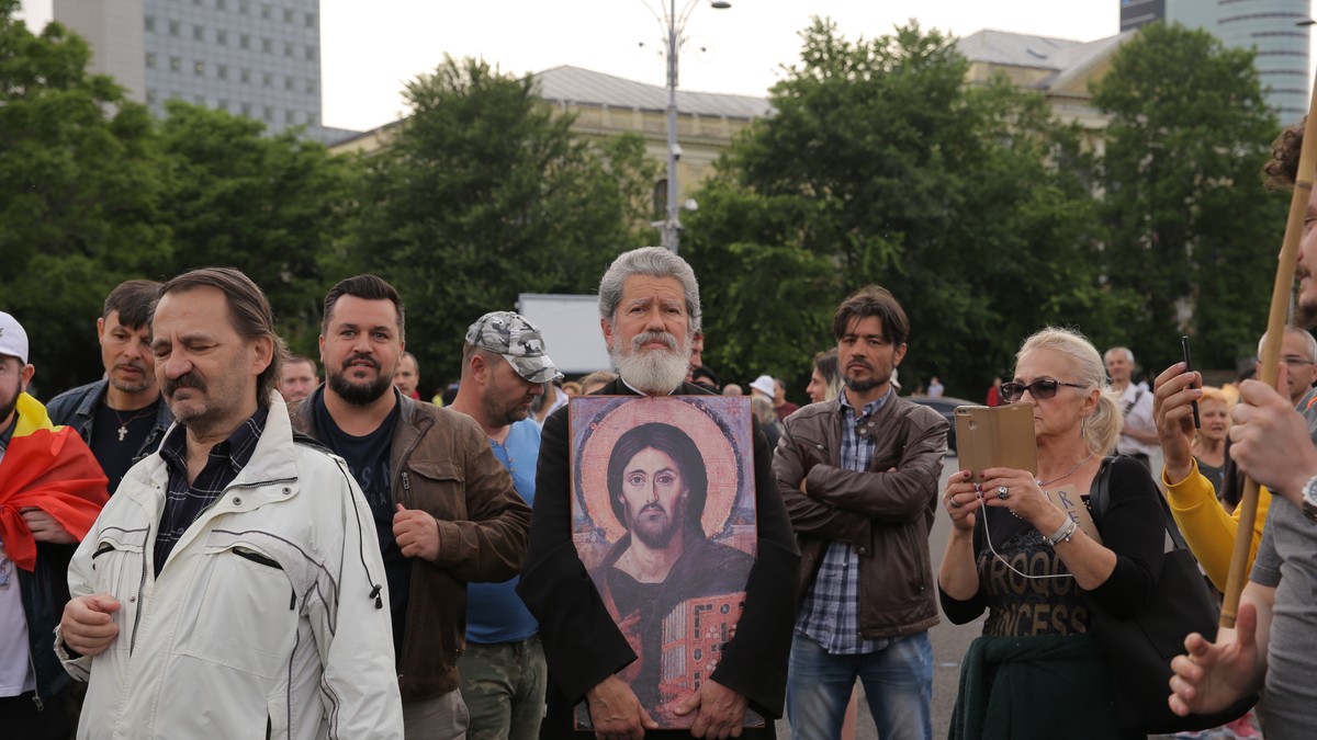 Un preot a venit cu o icoană în Piața Victoriei