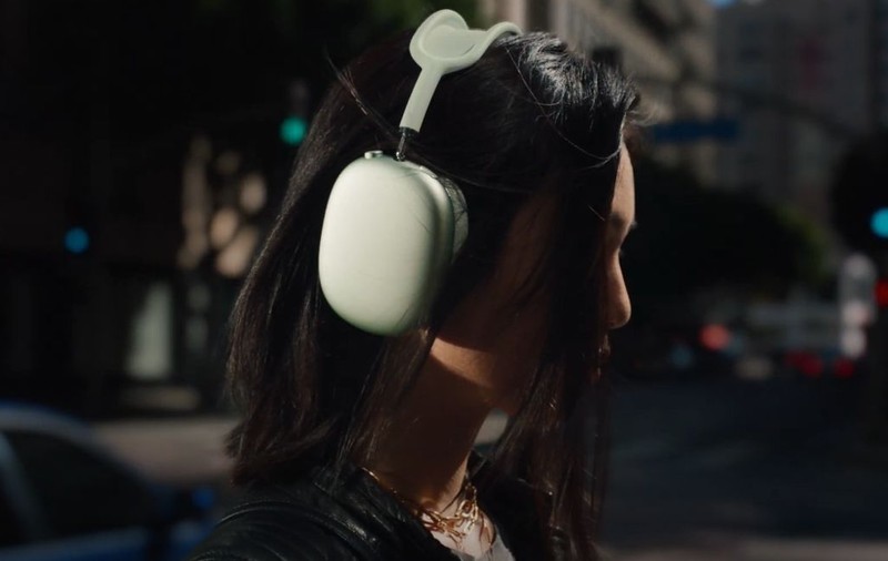Apple a lansat căștile AirPods Max la 550 de dolari, mai scumpe decât anumite iPhone-uri