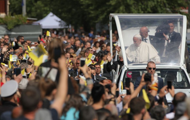 CORESPONDENȚĂ DIN BULGARIA | Mii de oameni pe străzile din Rakovski pentru Papa Francisc. Suveranul Pontif a salutat mulțimea din papamobil