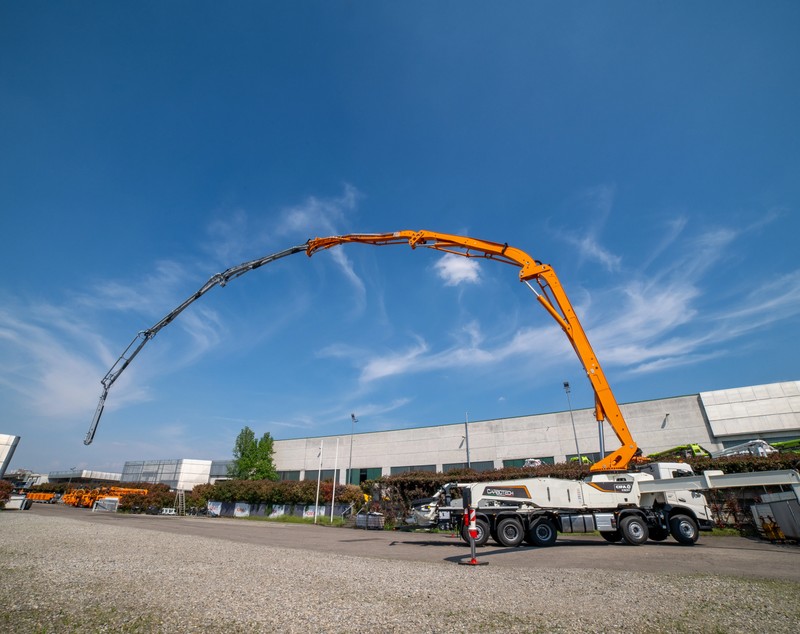 Un producător italian a lansat o pompă de beton de 60 de metri cu braț din 7 secțiuni. Cum arată „monstrul” care va schimba șantierele