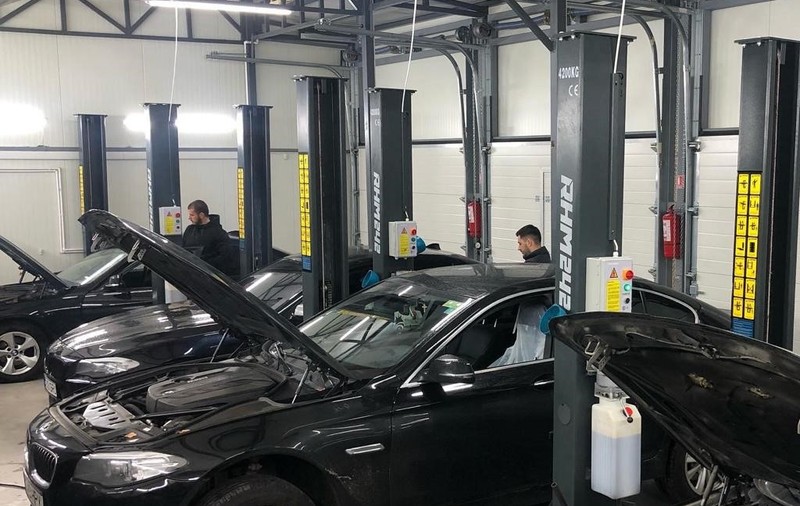 (Publicitate) 5 lucruri pe care orice mecanic auto ar trebui să le verifice la mașinile care trec prin service-ul lui