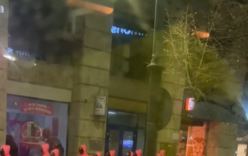 Gardienii din Squid Game au ajuns în București. Programul și locurile unde vor fi prezenți | VIDEO