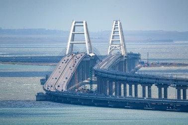 Podul Crimeei, numit și Podul Strâmtorii Kerci sau Podul Kerci, este o pereche de poduri paralele, un drum și o șină, care traversează strâmtoarea Kerci între Peninsula Taman din Krasnodar Krai din Rusia continentală și Peninsula Kerci din Crimeea, care este revendicată atât de Rusia, cât și de Ucraina. Podul a fost construit de Rusia după ce a anexat Crimeea, la începutul războiului ruso-ucrainean. Are o lungime de 18 km, ceea ce îl face cel mai lung pod pe care Rusia l-a construit vreodată și cel mai lung pod din Europa. Pe lângă transport, Rusia a intenționat ca podul să-i susțină pretențiile asupra Crimeei | Foto: Shutterstock