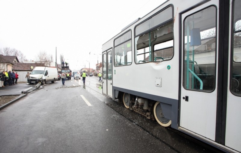 Accident în Cluj Napoca. Un stâlp de electricitate a căzut peste un tramvai. Un copil a fost rănit