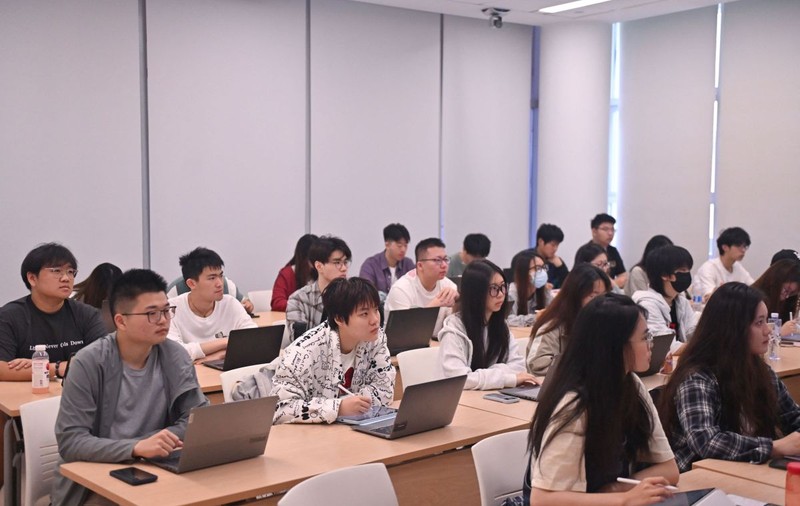 China îi avertizează pe studenți că „femei frumoase și bărbați chipeși” îi pot ademeni să devină spioni pentru agenții străine