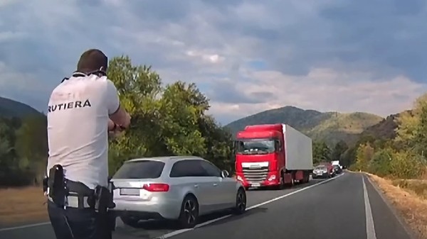 politia rutiera foloseste focuri de arma si dispozitive spike pt a opri un sofer care conducea un audi argintiu