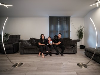 Maria, Cornel și fiul lor, Albert, în livingul casei lor din Hjørring, împreună cu cățelul familiei