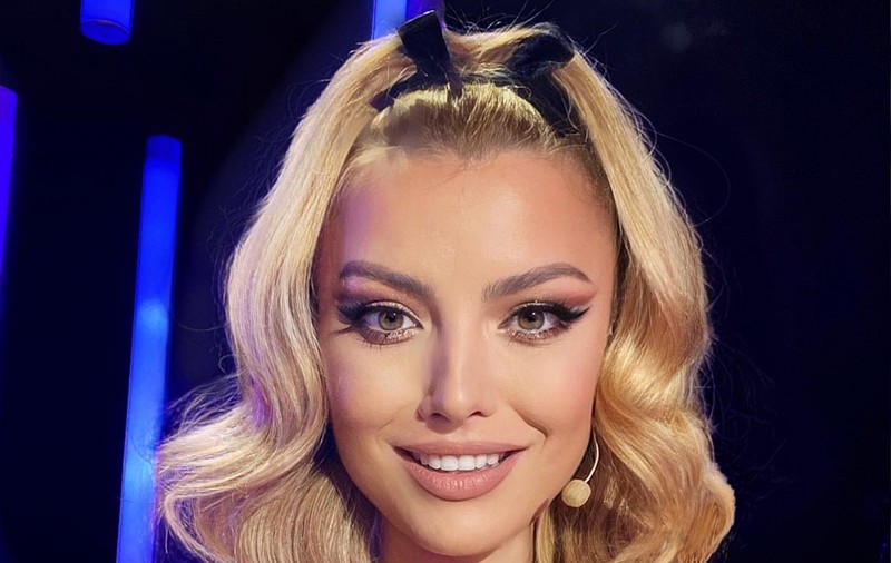 Trucul la care Elena Gheorghe apelează pentru a se menține tânără fără intervenții estetice. A urmat exemplul Thaliei: „Pomeți ridicați și fără cearcăne”