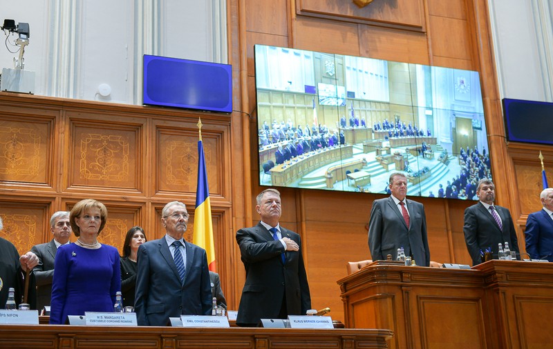 Scandal în Parlament, înaintea şedinţei solemne pe Revoluţie, după ce Petre Roman a cerut să ţină un discurs, din partea Institutului condus de Iliescu (stenogramă)