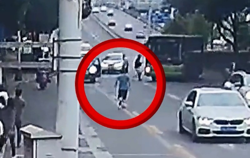Șoferul unui autobuz a coborât în stație și a fugit la toaletă, dar a uitat să tragă frâna de mână, în China. Cine a salvat călătorii