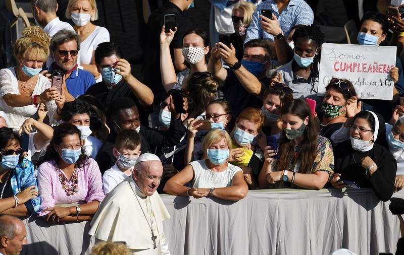 Vaticanul le face gratuit teste COVID-19 și vaccinuri antigripale persoanelor nevoiașe