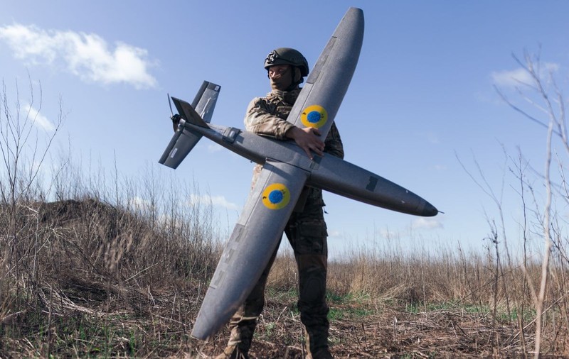 Un soldat ucrainean pregătit să lanseze o dronă de luptă. Foto: Getty Images