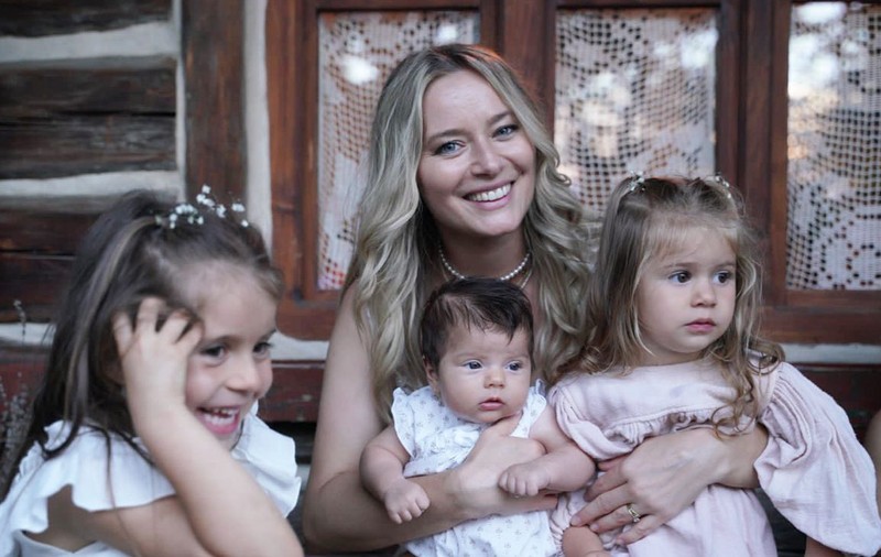 Laura Cosoi a aflat sexul celui de-al patrulea bebeluș. Cum se descurcă cu trei fetițe: „Nu pot să mă plâng”