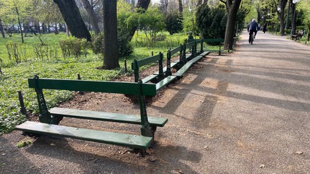 Băncile precum cele aduse în România existau și la Paris
