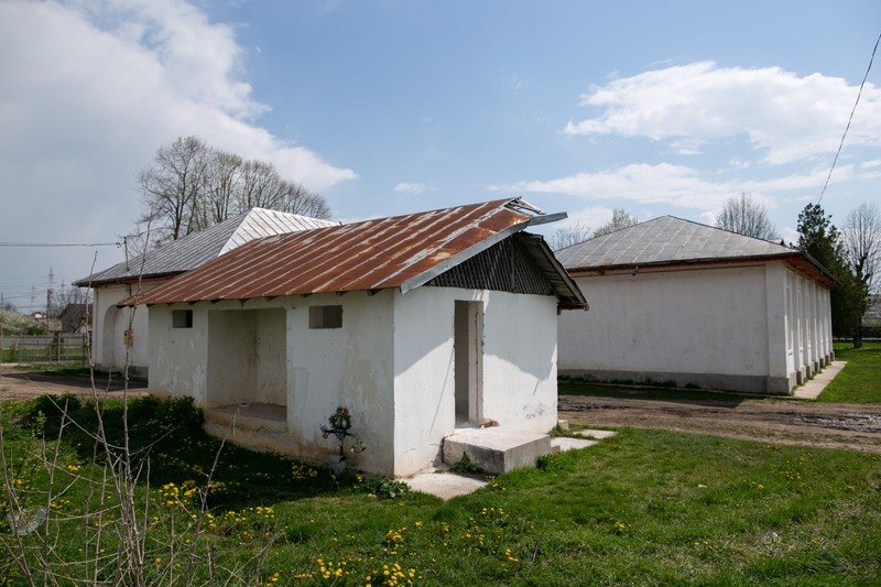 Corpul de clădire în care funcționau toaletele școlii. În lateral, fosa. / Foto: Vlad Chirea