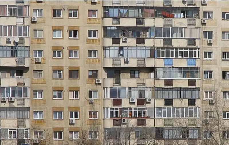 O femeie de 75 de ani din Arad a murit după ce a căzut de la etajul 9 în timp ce spăla geamurile