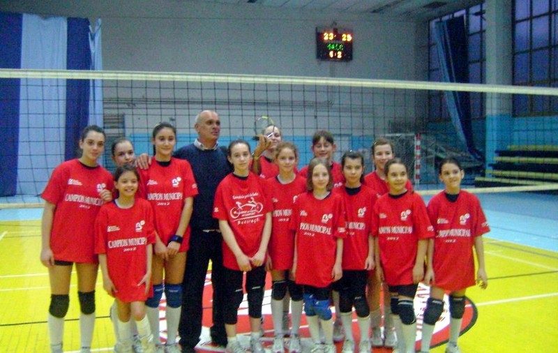 JUNIOR/ Voleiul, un sport care dezvoltă trupul și mintea. Unde te poți înscrie și cât plătești. Exemplul Sânzianei Motroc