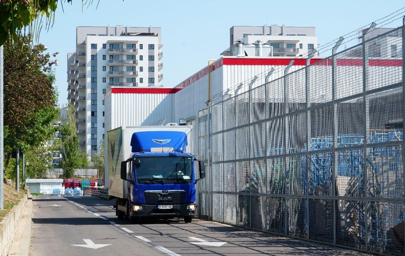 București, România – 14 august 2024: Un camion al unei firme de curierat în apropierea unui depozit