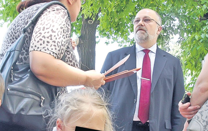 Ieri, în timp ce părinţii se luptau pentru a-şi înscrie copiii la şcoli, micuţii se plictiseau pe bănci