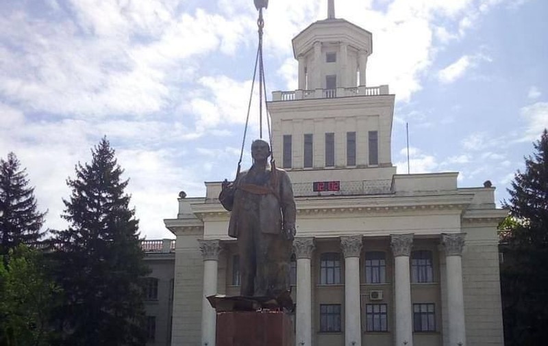 Rusia își intensifică eforturile de ștergere a identității ucrainene: magazinele sunt preluate cu forța, iar statuia lui Lenin reapare
