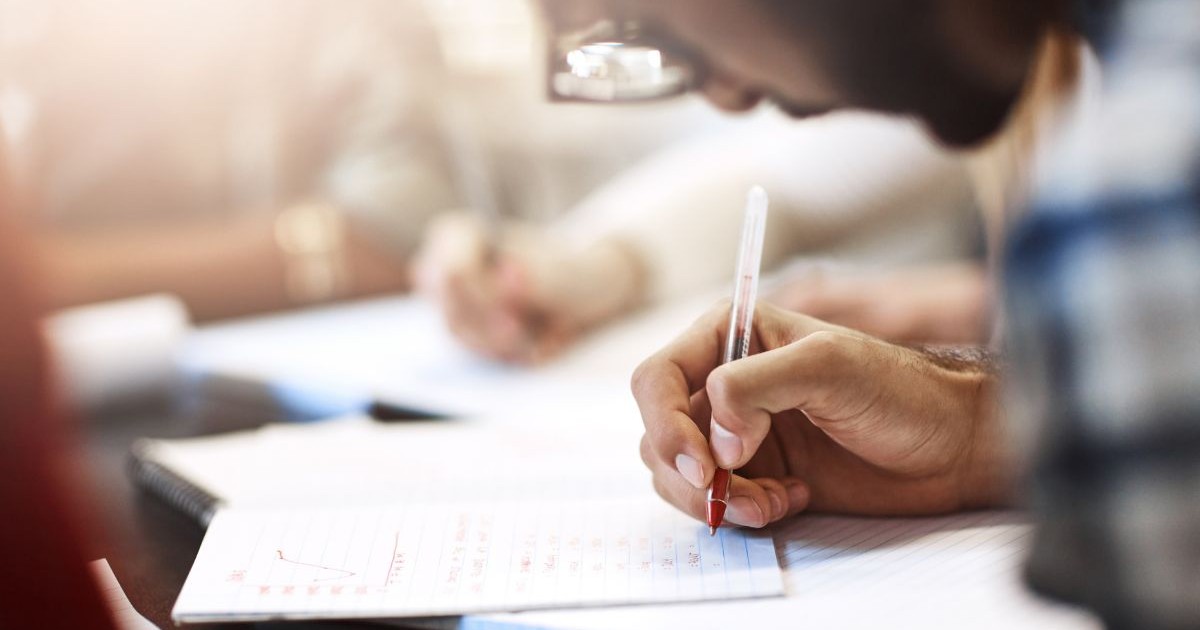 Elev scriind în timpul examenului