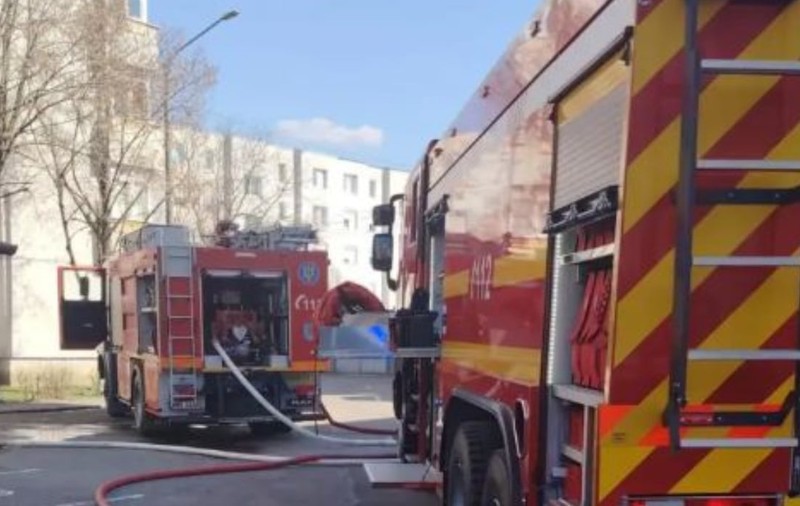 Incendiu într-un apartament din Târnăveni, proprietarul a ajuns la spital cu arsuri: tot blocul a fost evacuat
