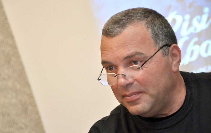 Rețeta prin care un oraș ajunge să facă bani din cultură. Interviu cu actorul Constantin Chiriac, fondatorul Festivalului de teatru de la Sibiu