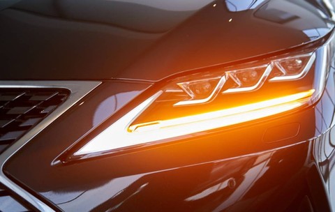 Far luminos pe o mașină nouă în showroom