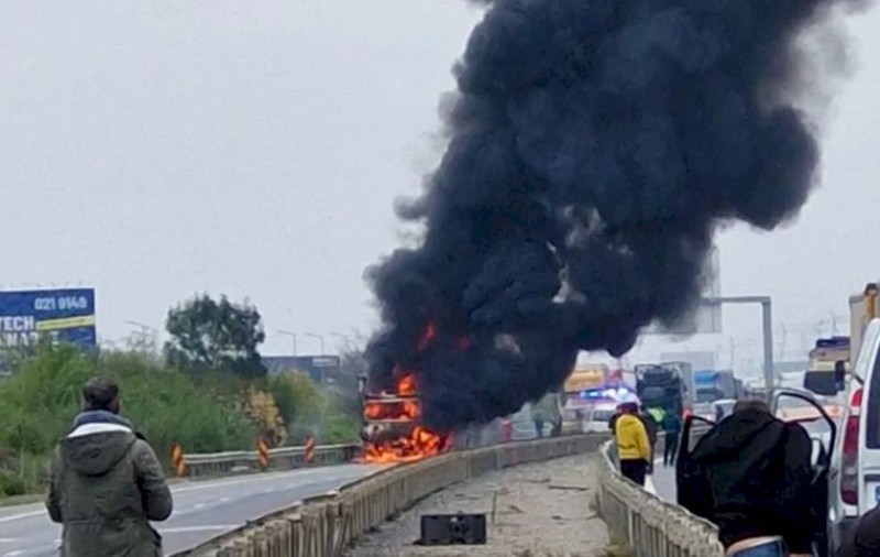 Trafic blocat pe Autostrada A1, la Ciorogârla, după un incendiu la un TIR încărcat cu parchet