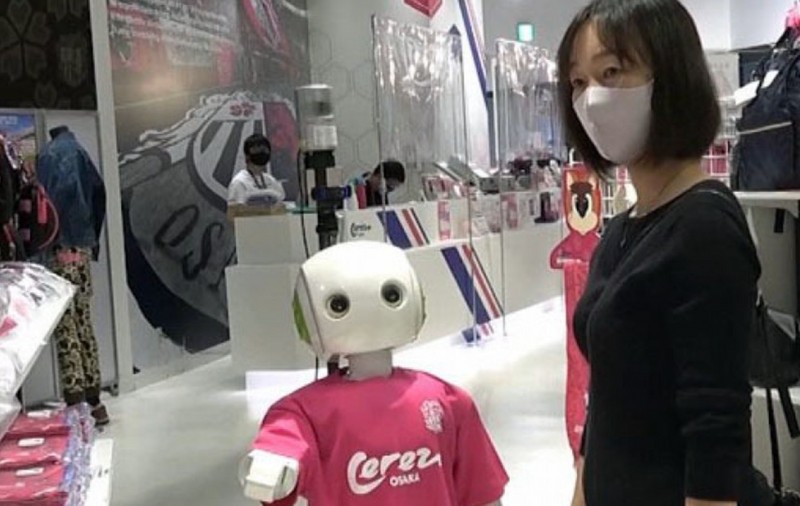 VIDEO | Un robot din Japonia verifică dacă oamenii din magazine poartă mască de protecție