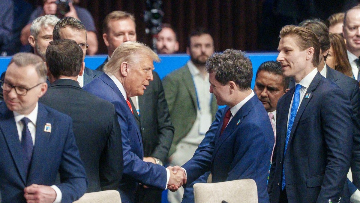 Nicușor Dan dă mâna cu Donald Trump la summitul NATO de la Haga, 25 iunie 2025