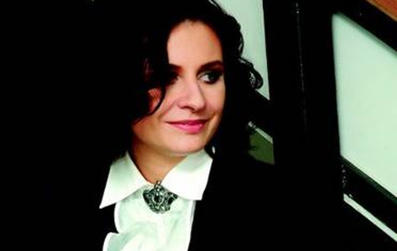 La 14 ani, Adina Buzatu spăla parbrizele maşinilor de la semafor!