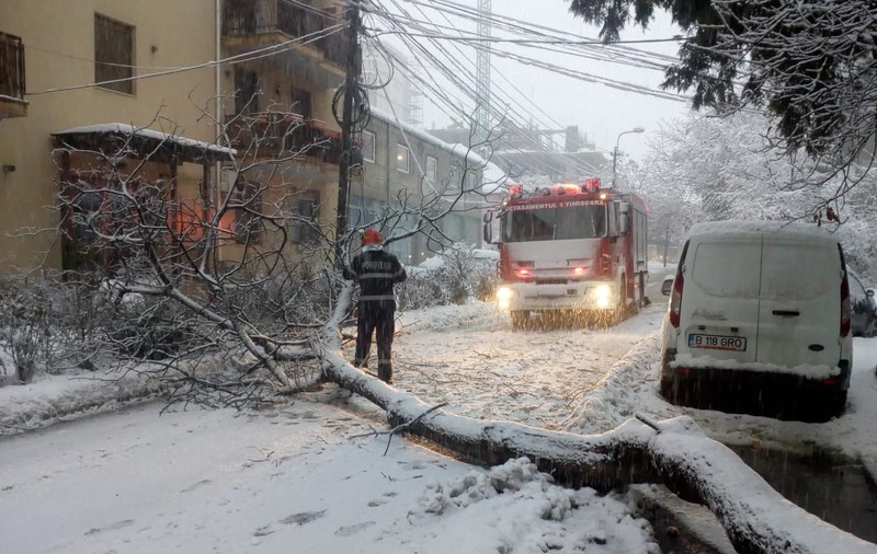 UPDATE/ Cod portocaliu și cod galben de ninsori și viscol până duminică seară! Situație gravă în județul Timiș: 10.000 de oameni din 30 de localități nu mai au curent electric! Lista județelor afectate de vremea rea