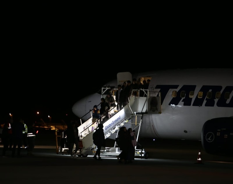 Primii români evacuaţi din Fâșia Gaza au aterizat în România. Marcel Ciolacu: „Statul român nu lasă niciun român în urmă”