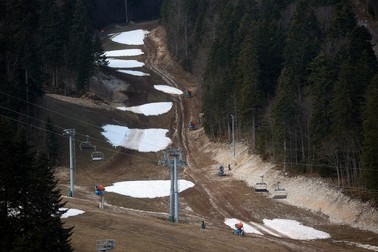 Doar câteva petice de zăpadă sunt pe pârtia de muntele Bjelasnica, în apropiere de Sarajevo, Bosnia - miercuri, 4 ianuarie 2023 | Foto: Profimedia Images