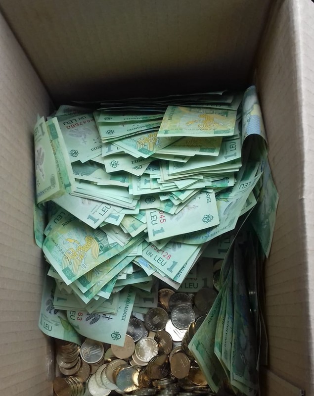 Un șofer român de TIR și-a primit salariul în cutii de carton, în monede de 50 de bani și bancnote de un leu