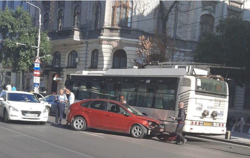 Zeci de troleibuze, blocate după un accident produs în fața Primăriei Capitalei. Circulația, reluată după mai bine de trei ore
