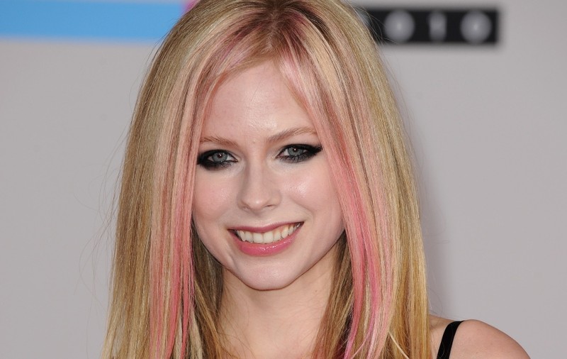 Video | Avril Lavigne strigă “What the Hell” în noul ei clip 