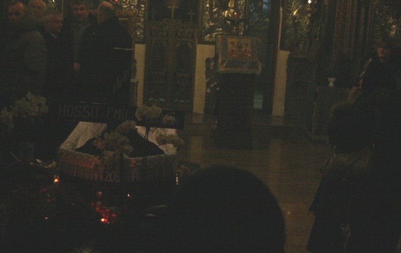 Soţiei lui Emil Hossu i s-a făcut rău în biserică, lângă sicriul actorului | FOTO EXCLUSIV