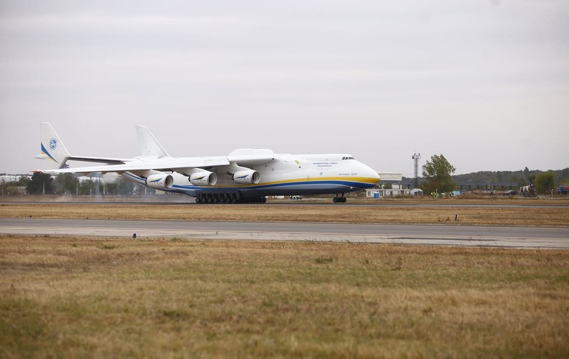 Cel mai mare avion din lume a aterizat la București. Ce zboruri va face aparatul Antonov-225