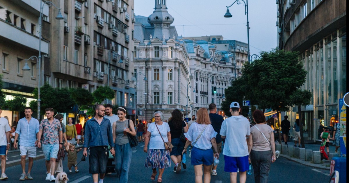 Oameni care se plimbă pe Calea Victoriei