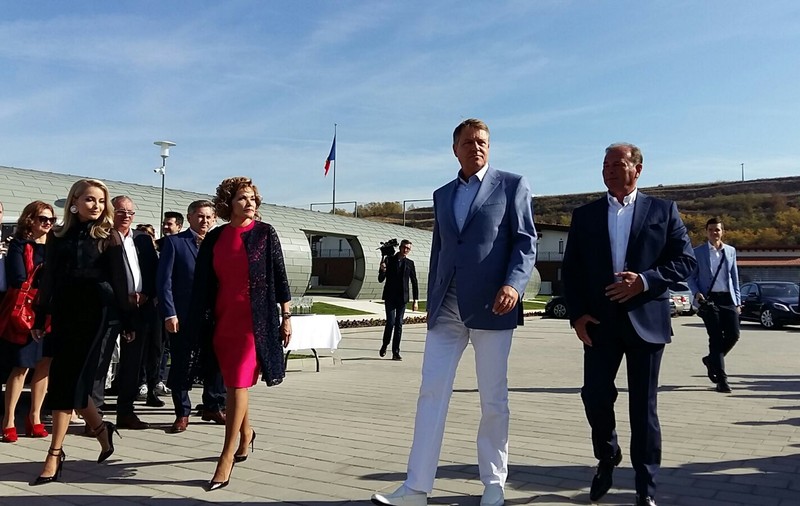 Klaus Iohannis, fotografiat alături de soția Carmen pe terenul de golf de la Pianu de Jos, potrivit presei locale