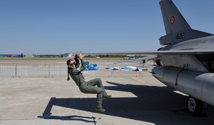 Bianca Botaș, în combinezon, lângă avionul său F-16 Fighting Falcon. Foto: Vlad Chirea / Libertatea