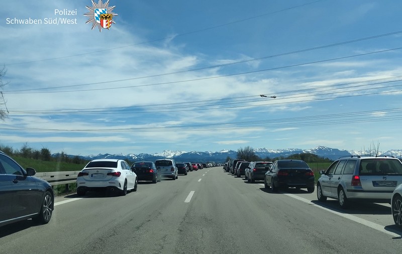 Polițiștii mulțumesc acestor șoferi, uimiți și ei de disciplina lor în trafic, în Germania
