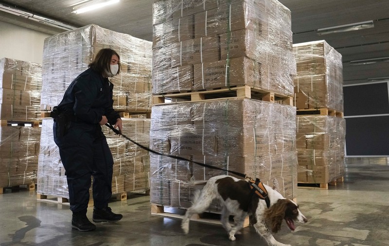 Poliția din Grecia a capturat peste 300 de kilograme de cocaină în centrul orașului Salonic. Trei persoane au fost arestate