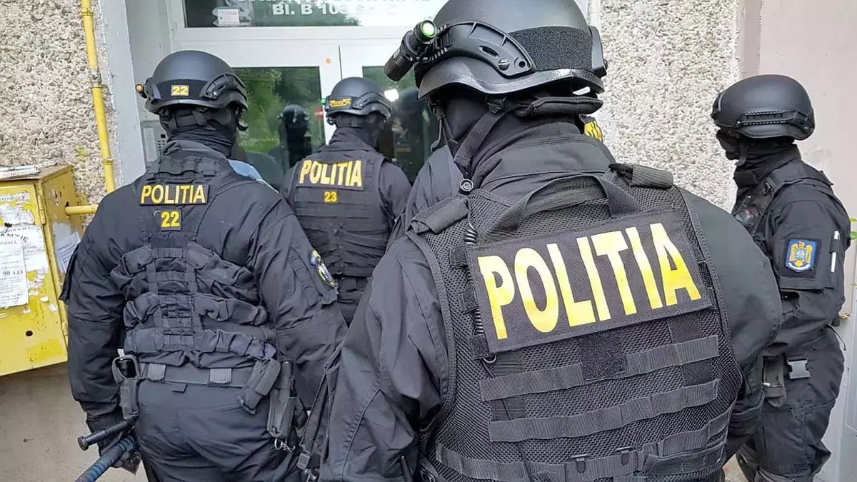 Polițiști, percheziții