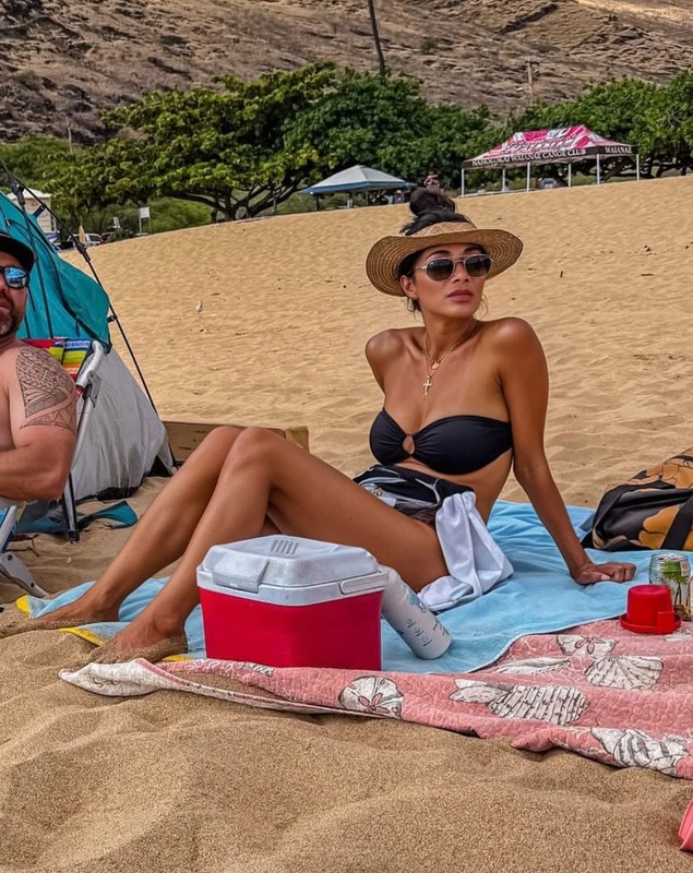 O filmare cu Nicole Scherzinger în costum de baie se putea termina prost. Virală pe internet după ce s-a împiedicat în apă