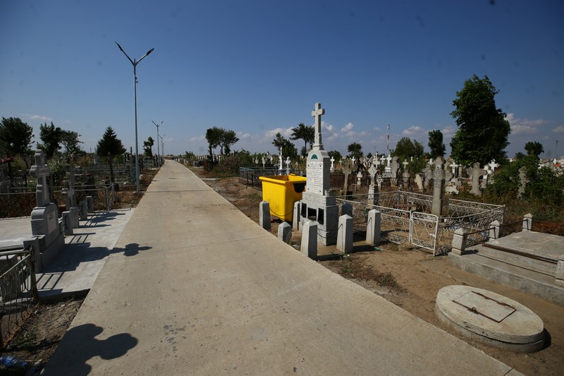 Aleea asfaltată din cimitir. Foto: Dumitru Angelescu / Libertatea