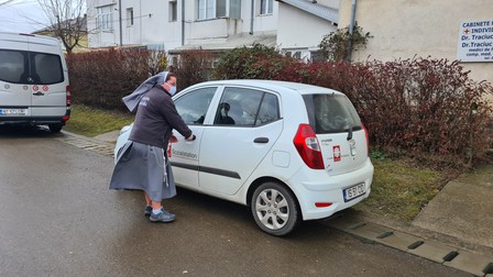 Sora Cristina pleacă la casele oamenilor