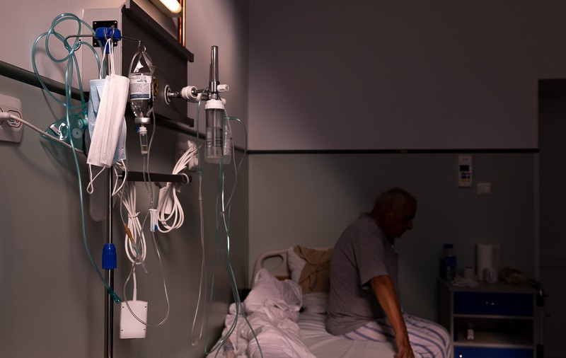 Pacienții pentru care spitalul devine casă. Salvat printr-o minune de medicii de la Iași, un bărbat nu are unde să fie externat. „În centrele de stat nu sunt locuri”